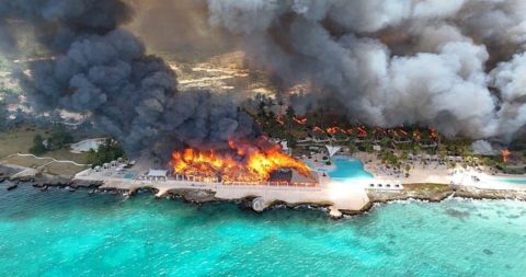 V priljubljenem letovišču izbruhnil požar v hotelu ob plaži, turistka umrla (VIDEO)