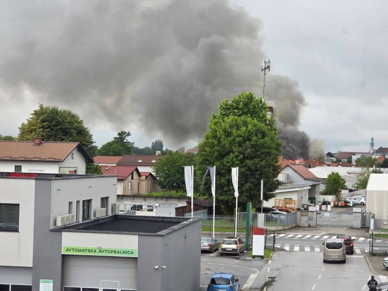 Požar na Ptuju povsem uničil več stanovanj, škode za okoli 480.000 evrov