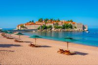 Na priljubljeno plažo postavili ograjo, najem dveh ležalnikov za en dan pa stane 240 evrov