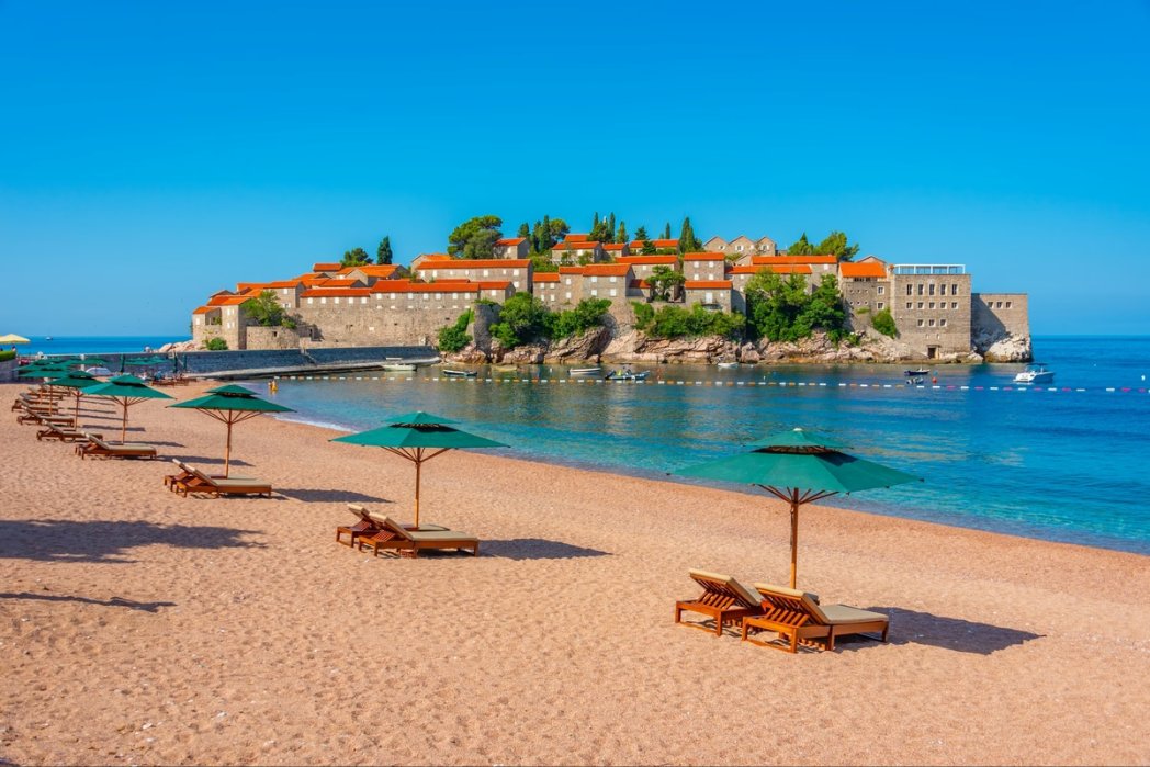 Na priljubljeno plažo postavili ograjo, najem dveh ležalnikov za en dan pa stane 240 evrov