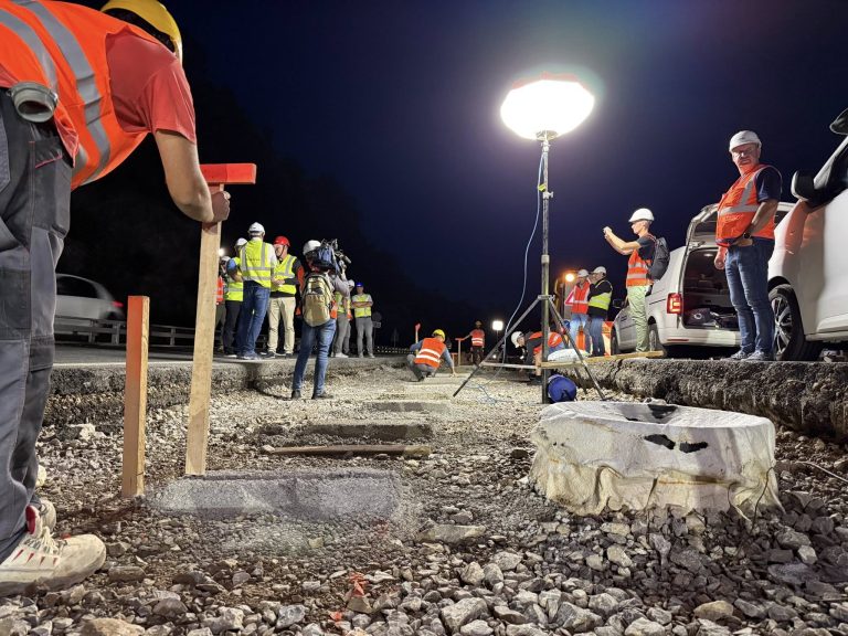 Nočna dela naj bi poskrbela za mesec dni manj zastojev: Vrtovec želi, da delajo tudi pozimi