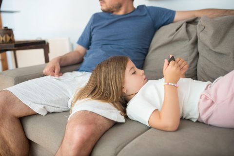 Anketa: Ali menite, da so današnji otroci preveč odvisni od zaslonov?