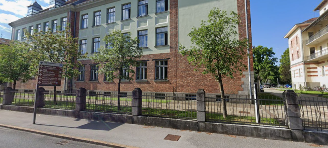 Policijska intervencija pred ministrstvom: Pridržali moškega, ki je preplezal ograjo
