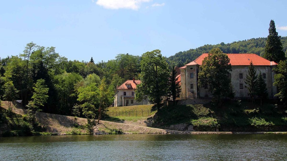 Graščina Dvor