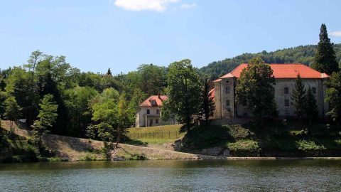 Graščina Dvor