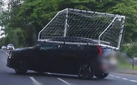 na strehi prevažal gol