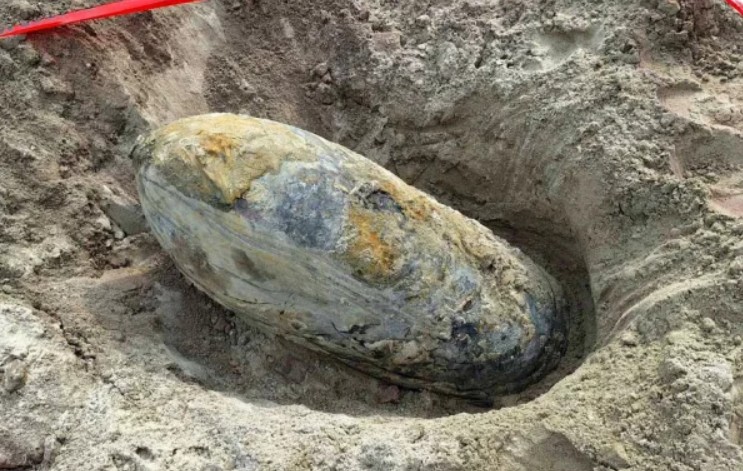 Nevarno odkritje v Savi: Med deli našli 250-kilogramsko letalsko bombo