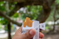 EU v zelo močno podražitev cigaret: Radi bi popolnoma prepovedali kajenje