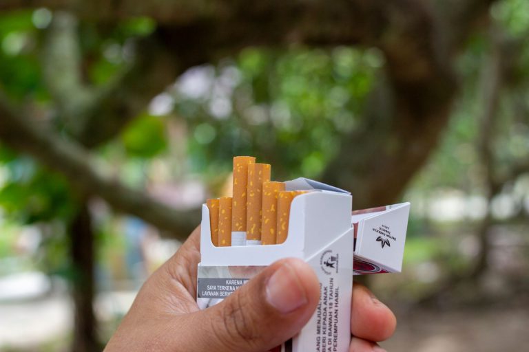 EU v zelo močno podražitev cigaret: Radi bi popolnoma prepovedali kajenje