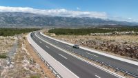 Na hrvaški avtocesti zaradi medveda hitrost omejili na 80 kilometrov na uro