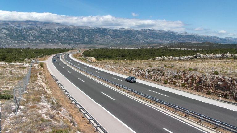 Na hrvaški avtocesti zaradi medveda hitrost omejili na 80 kilometrov na uro