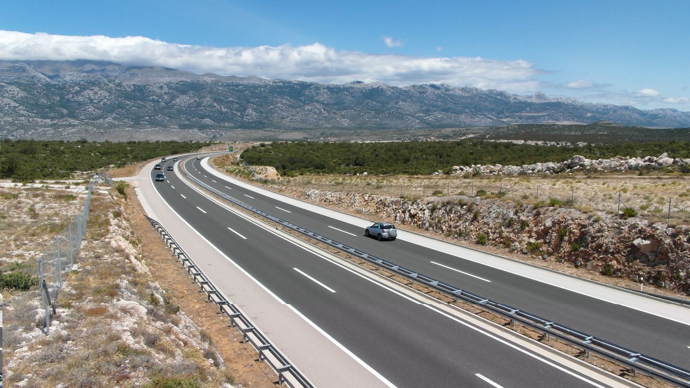 Na hrvaški avtocesti zaradi medveda hitrost omejili na 80 kilometrov na uro