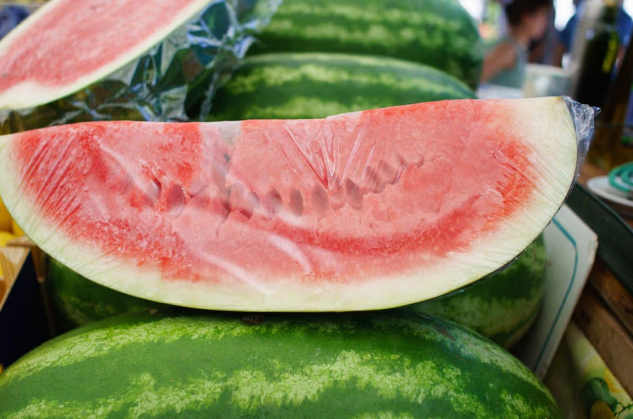Zakaj ni priporočljivo kupovati že narezane lubenice?