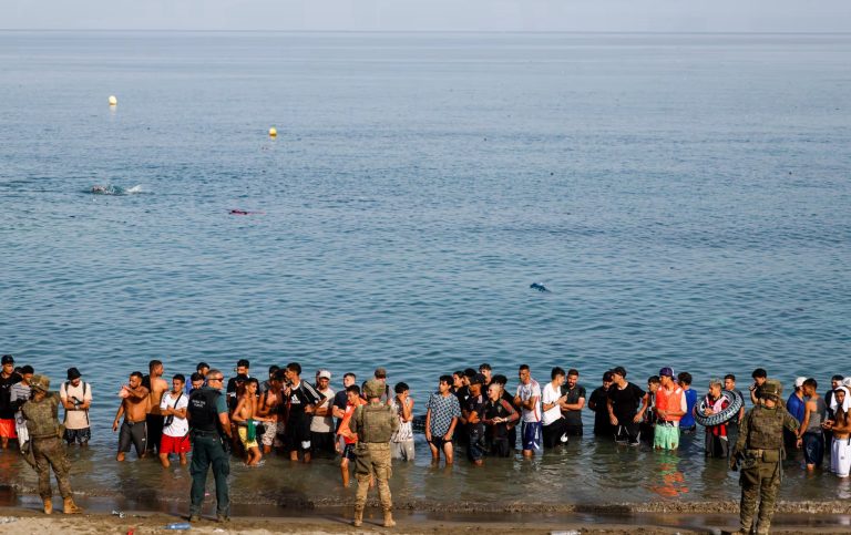 Anketa: Podpirate vračanje migrantov, ki so nezakonito vstopili v EU?