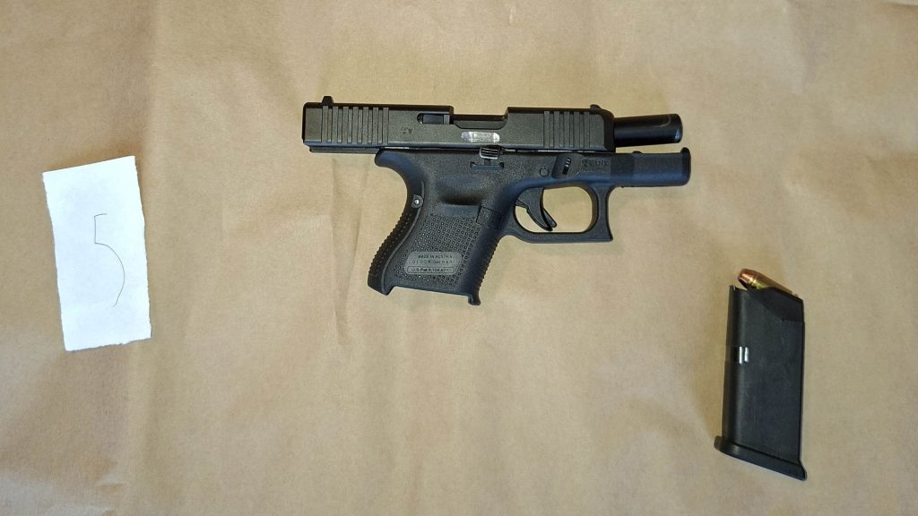 pistola policisti moste