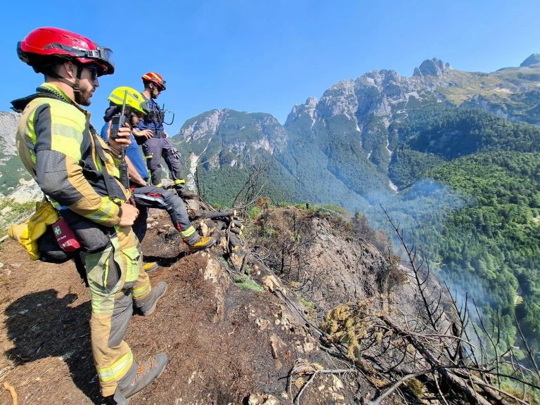 Peti dan boja s požarom na Planji: Na terenu 60 gasilcev, pomaga tudi vojaški helikopter