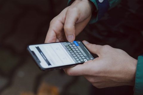 »Chat Control« v EU: Bodo res brali naša zasebna sporočila in pregledovali slike?