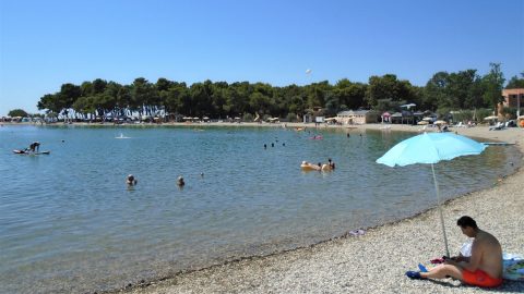 Policija prijela dvojico, ki je pustošila po hrvaških plažah: Kradla sta vse, od denarja do telefonov