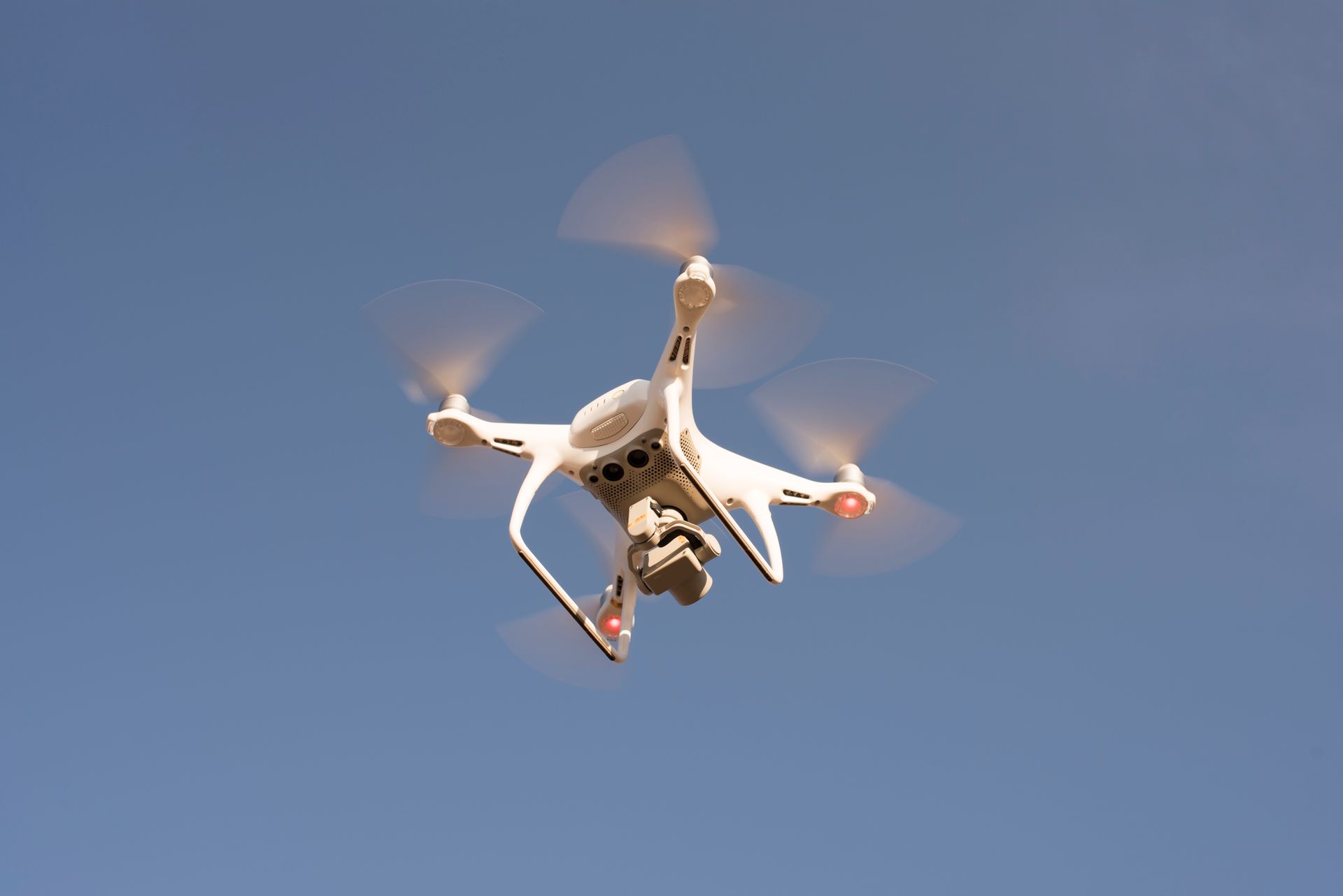 Tik ob helikopterju z bolnikom na krovu letel dron, gre lahko za vprašanje življenja in smrti