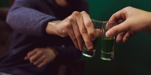 Slovenci pijemo manj vina in piva, tej alkoholni pijači pa priljubljenost raste