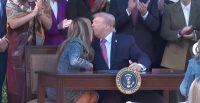 Trump jo je želel poljubiti, Melania pa je poskrbela za prizor, o katerem govori splet