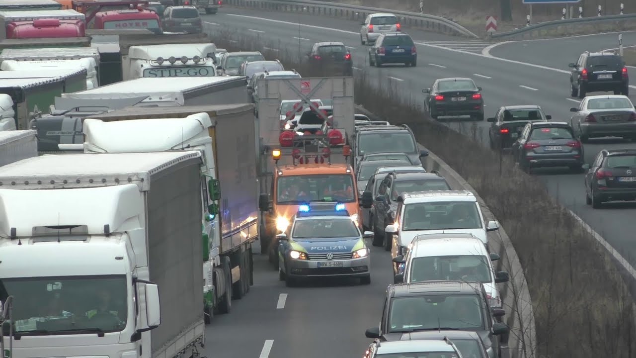 Več kilometrov oviral reševalce, da bi na cilj prispel hitreje: Sodišče je bilo s kaznijo neizprosno