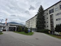 Zaskrbljujoče stanje v slovenski bolnišnici: Dolgovi rastejo, direktorja ne najdejo